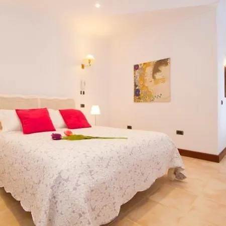 Marina Is A Beautiful 5 Bedroom In With Heated Pool ヴィラ
